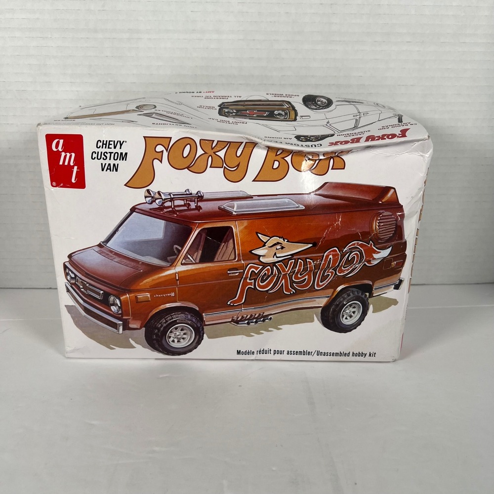 AMT Chevy Custom Van Foxy Box 1/25 Scale Plastic Model Kit 1285/12 BOX DAMAGE